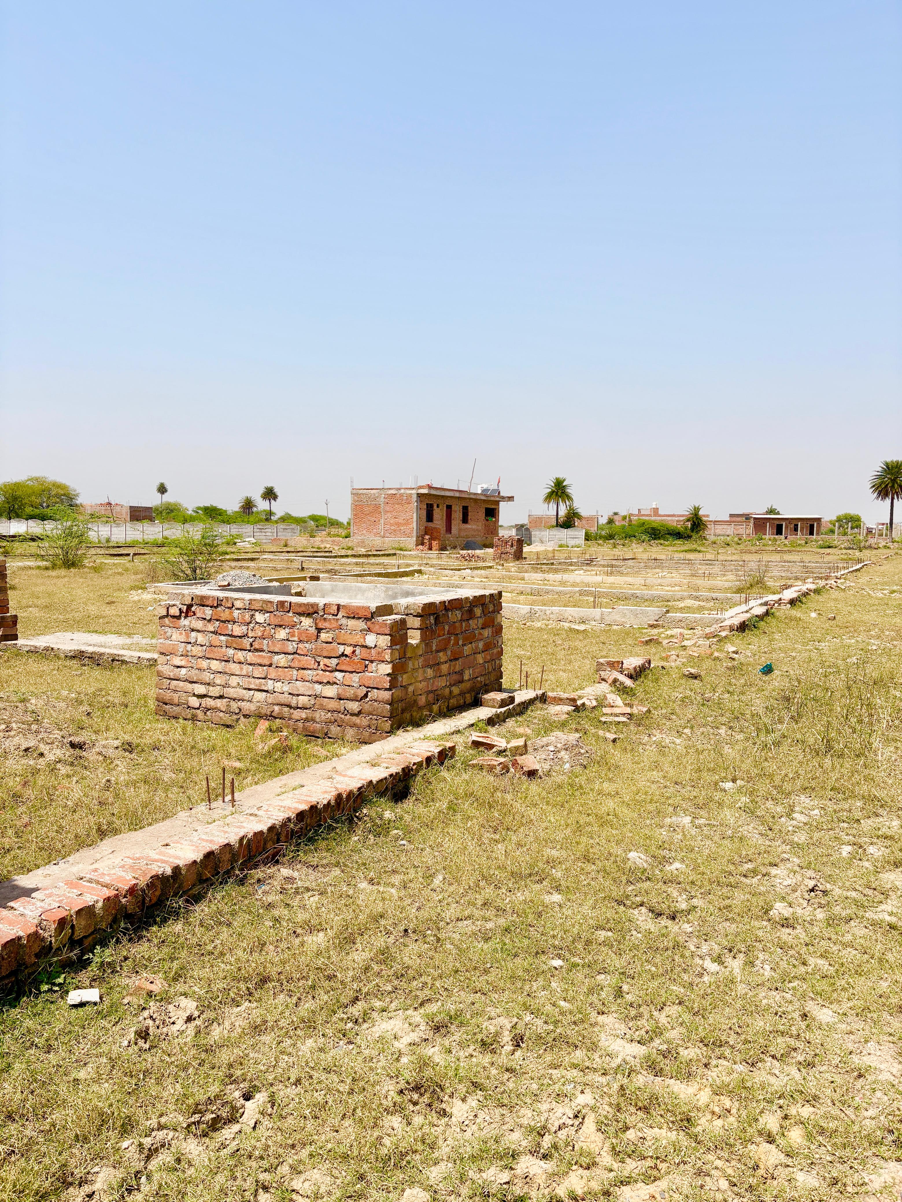 प्राइवेट बस स्टैंड के पास 25*41 sqft का प्लॉट 