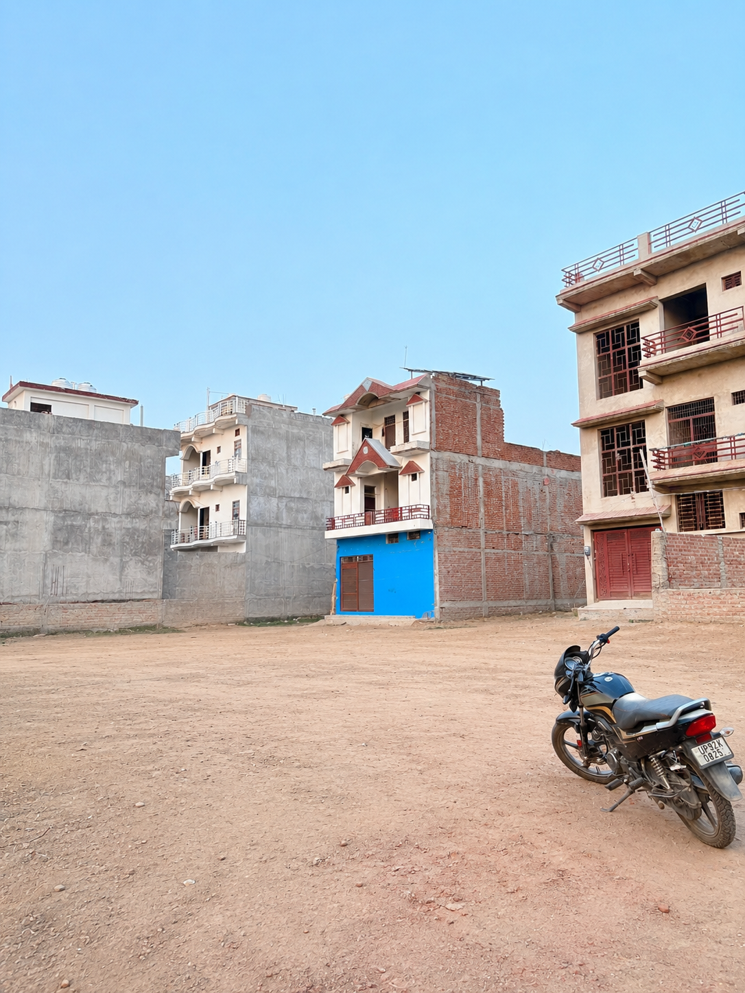 S R public school के पास 30X70 sqft का प्लॉट 