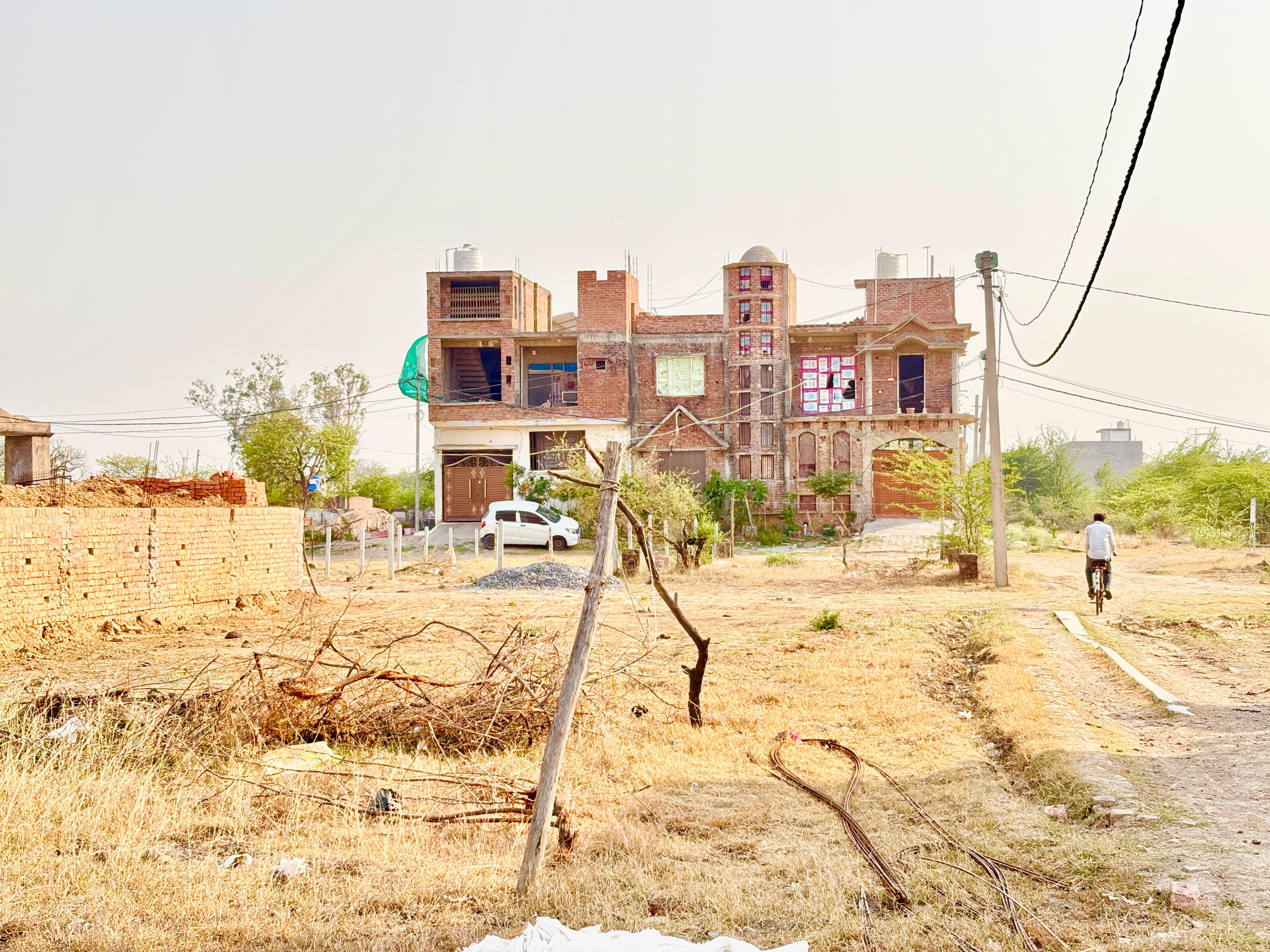 बसंत बिहार कॉलोनी में 25X50 sqft का प्लॉट 