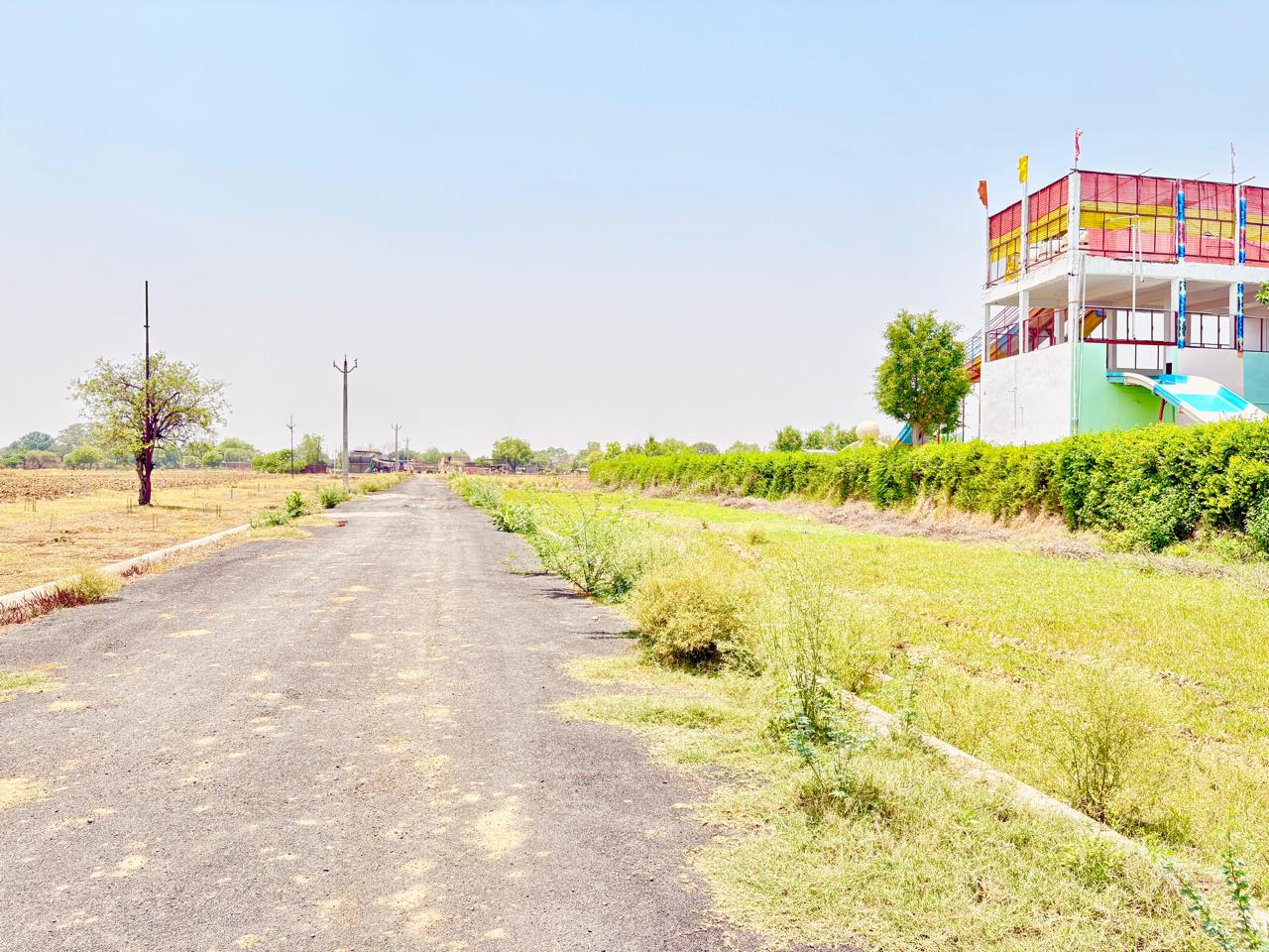 इंद्रप्रस्थ वॉटर पार्क के पास 25X50 फीट का प्लॉट
